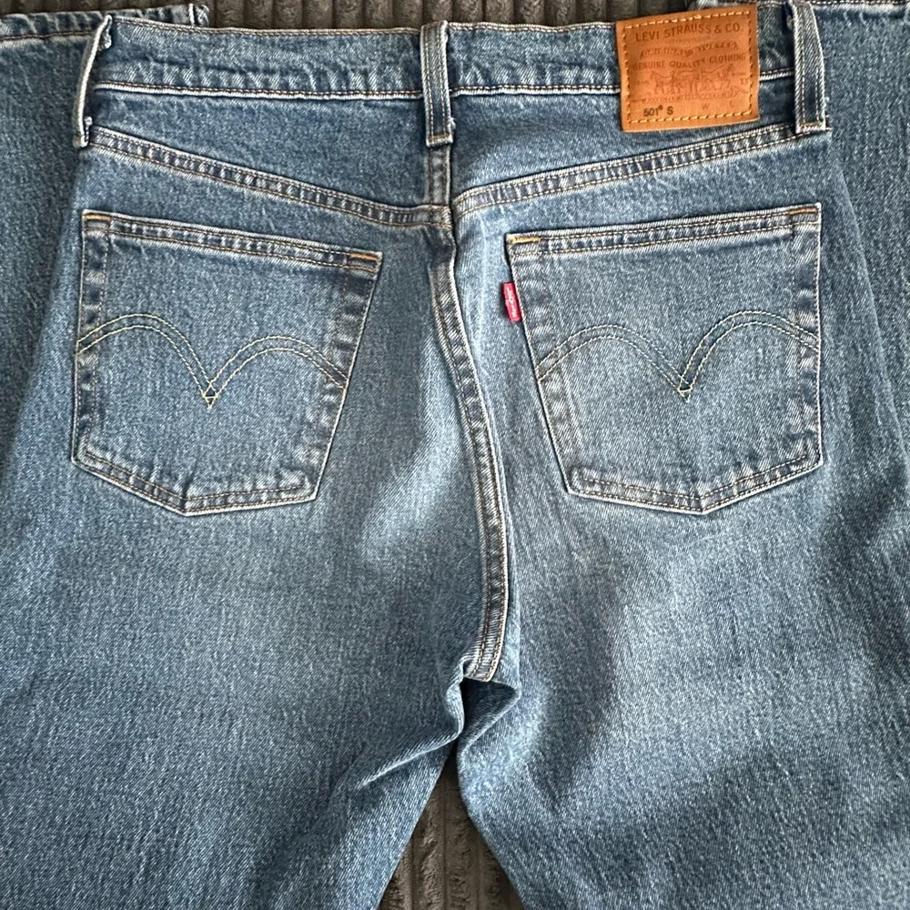 Levi's Medium Blue 501 Skinny Straight Leg Women's Jeans - Size 27x28 - EUC - Picture 4 of 5